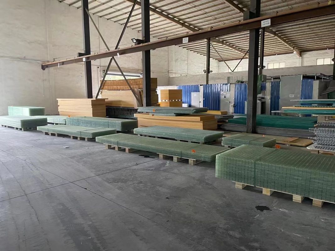 Pure Resin Grille FRP Grating Walkway Or Platform Use In 38*38*38mm Customized Panle Size